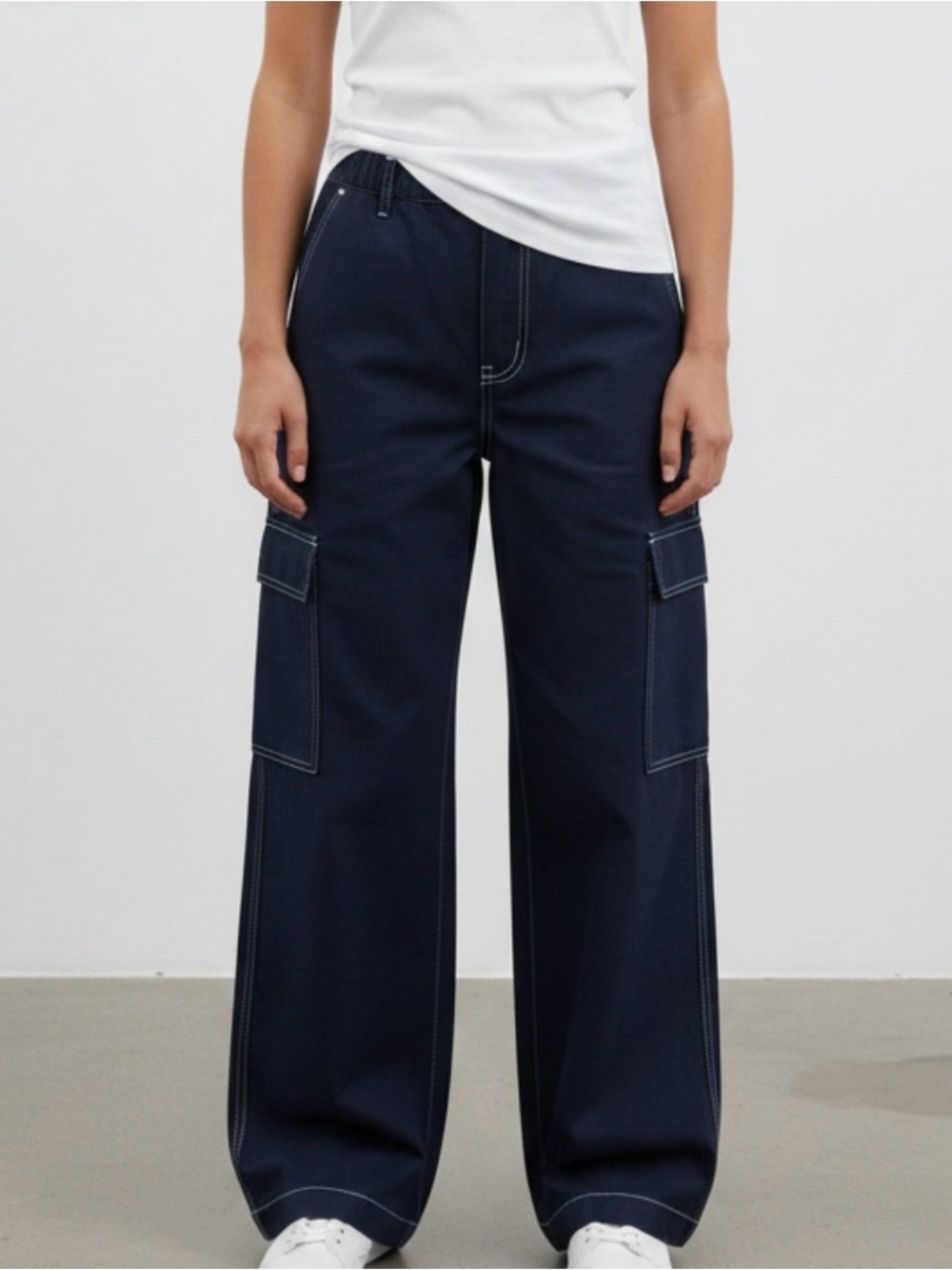 NO COMMENT- navy blue cargo pants; size Small